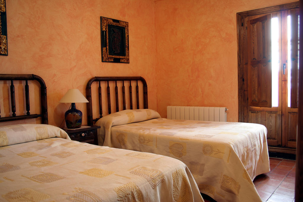 El Canton Los Fayos Room photo